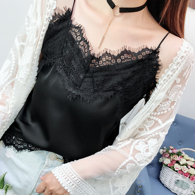 Moteriška satino viršutinė marškinėlė su nėriniais