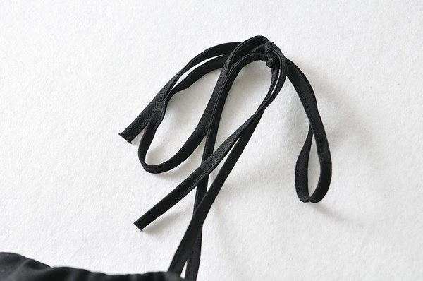 Naiste lühike õhukeste rihmade ja lokkidega topp