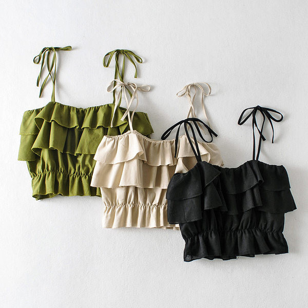 Naiste lühike õhukeste rihmade ja lokkidega topp