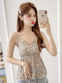 Õhukeste rihmade ja mitmes värvitoonis lillemustriga naiste topp