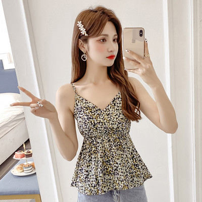 Õhukeste rihmade ja mitmes värvitoonis lillemustriga naiste topp