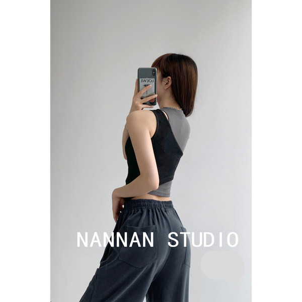 Asümmeetriline naiste topp tikandi ja ümara kaelusega