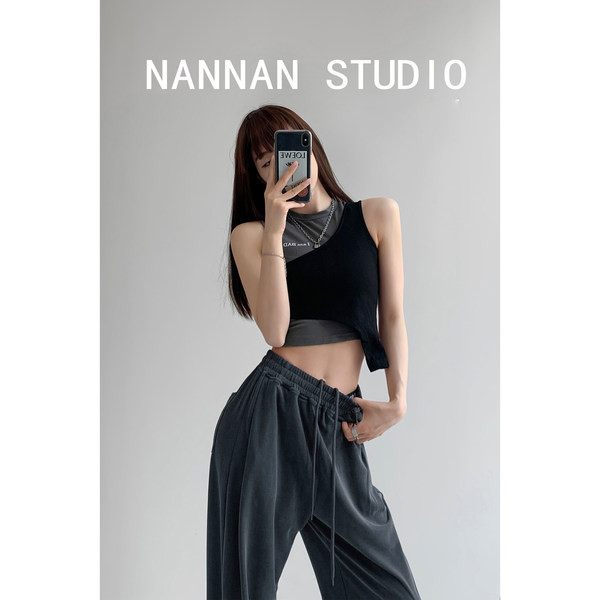 Asümmeetriline naiste topp tikandi ja ümara kaelusega