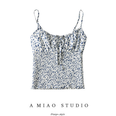 Naiste lipsude ja lillemotiividega topp