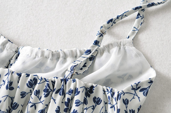 Naiste lipsude ja lillemotiividega topp