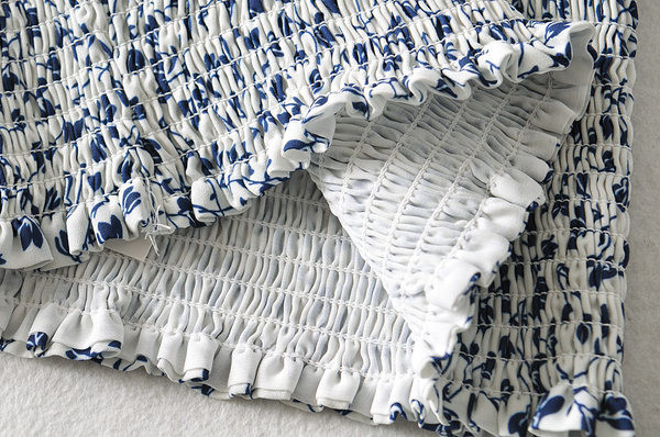 Naiste lipsude ja lillemotiividega topp