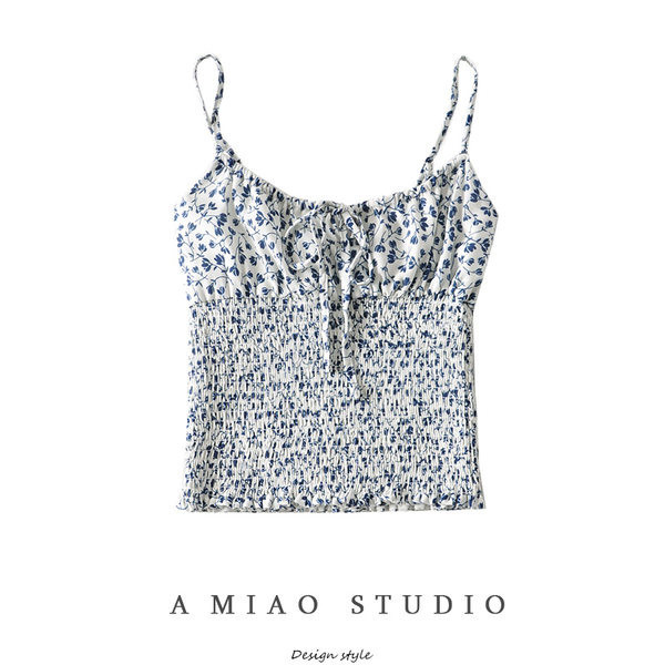 Naiste lipsude ja lillemotiividega topp