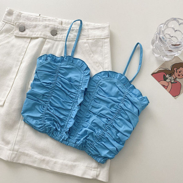 Κοντή γυναικεία μπλούζα με λεπτά τιραντάκια και βολάν