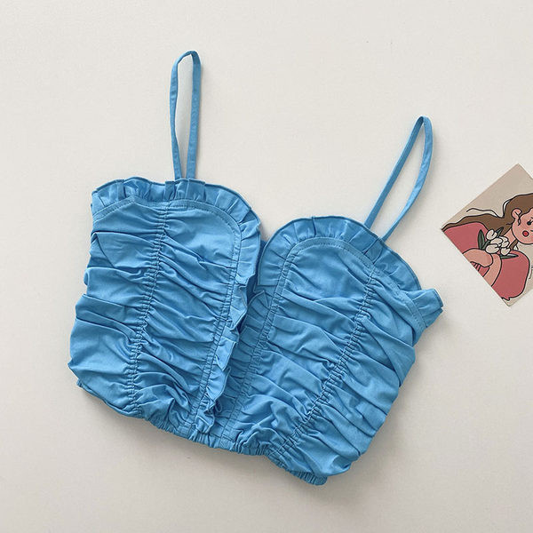 Κοντή γυναικεία μπλούζα με λεπτά τιραντάκια και βολάν