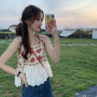 Kandilise dekoltee ja laiade rihmadega naiste retro-makk