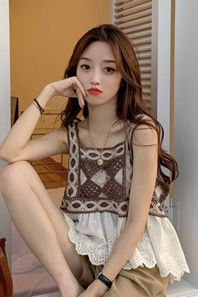 Kandilise dekoltee ja laiade rihmadega naiste retro-makk