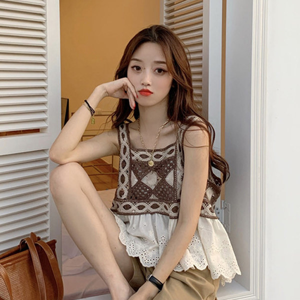 Kandilise dekoltee ja laiade rihmadega naiste retro-makk