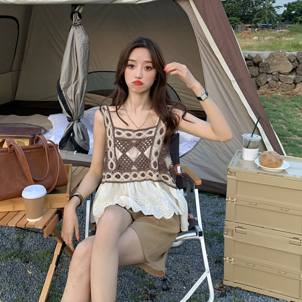 Kandilise dekoltee ja laiade rihmadega naiste retro-makk