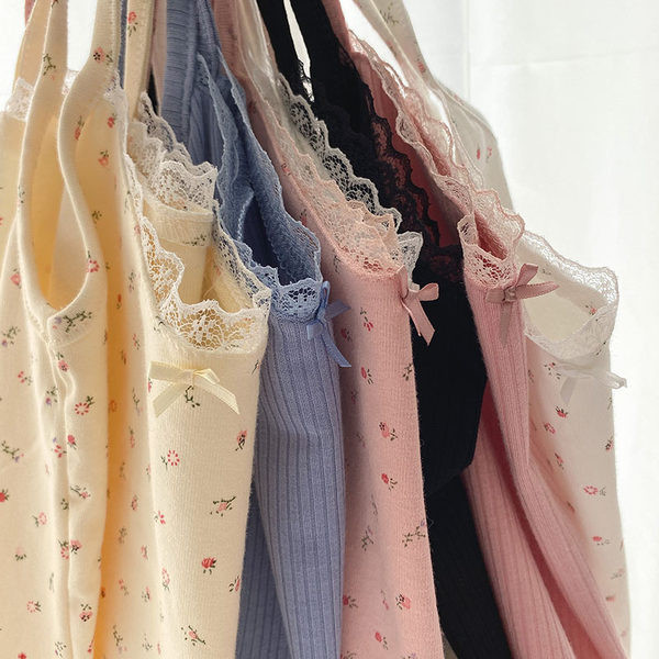 Lillemustri ja õhukeste rihmadega naiste vabaaja topp