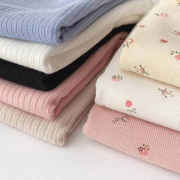 Lillemustri ja õhukeste rihmadega naiste vabaaja topp