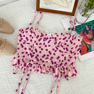 Moodne naiste topp lipsude ja kirsipuust aplikatsiooniga