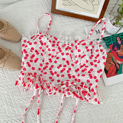 Moodne naiste topp lipsude ja kirsipuust aplikatsiooniga