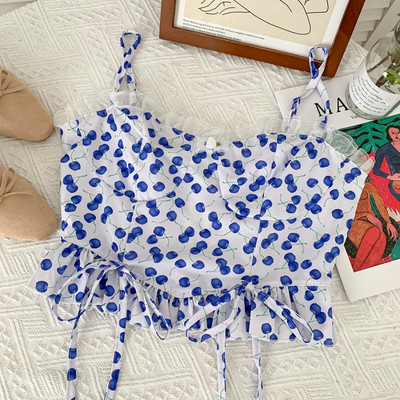 Moodne naiste topp lipsude ja kirsipuust aplikatsiooniga