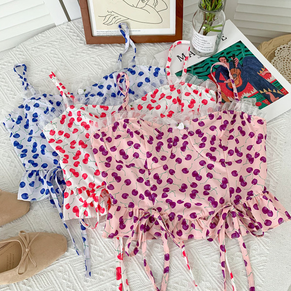 Moodne naiste topp lipsude ja kirsipuust aplikatsiooniga