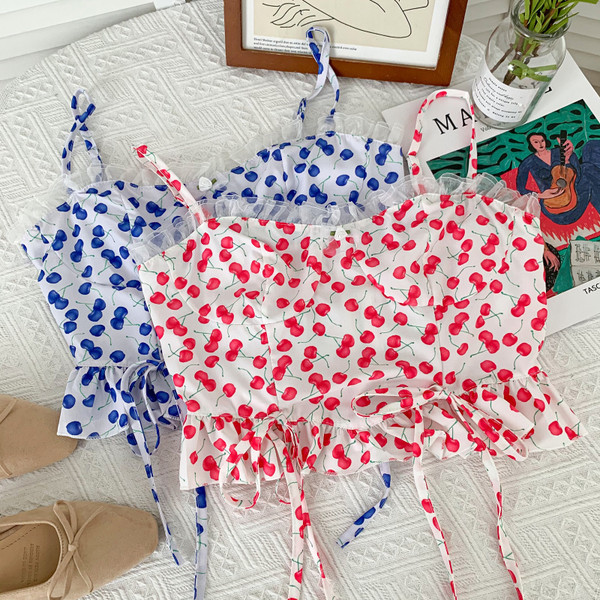 Moodne naiste topp lipsude ja kirsipuust aplikatsiooniga