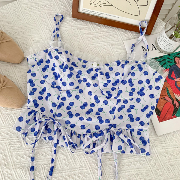 Moodne naiste topp lipsude ja kirsipuust aplikatsiooniga