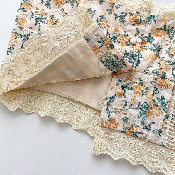 Lillemotiivide ja õhukeste rihmadega lühike naiste topp