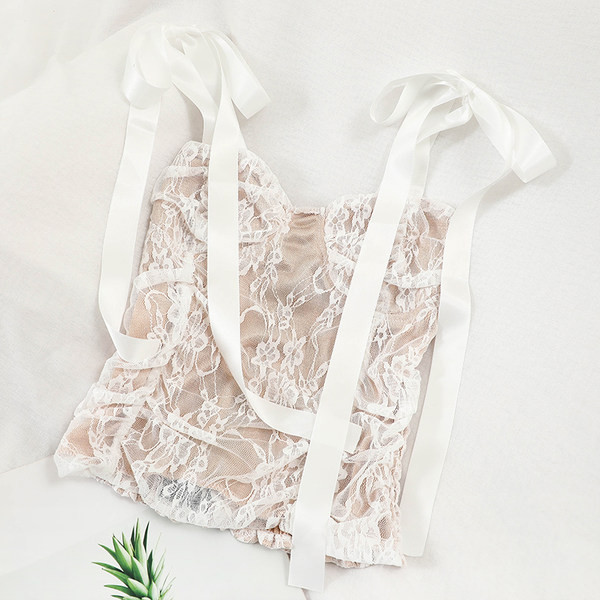 Γυναικείο δαντελωτό αμάνικο  με σατέν τιραντάκια