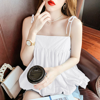 Peenikeste rihmade ja lillemotiividega kaasaegne naiste topp