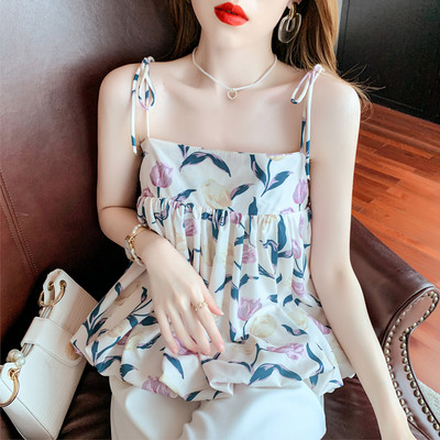 Peenikeste rihmade ja lillemotiividega kaasaegne naiste topp