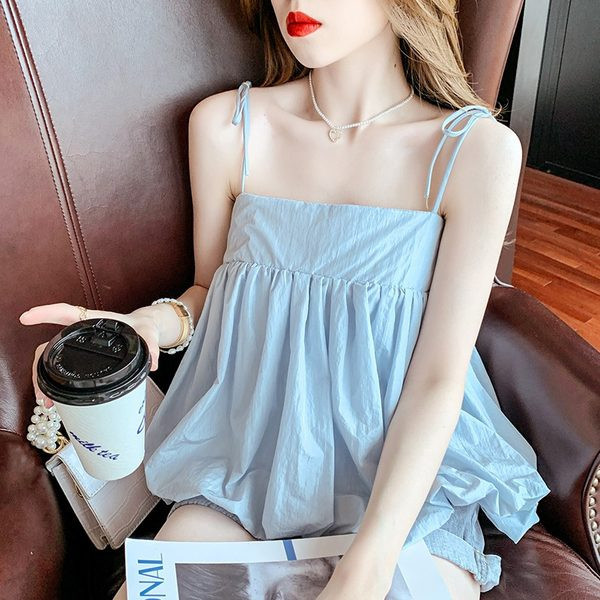 Peenikeste rihmade ja lillemotiividega kaasaegne naiste topp