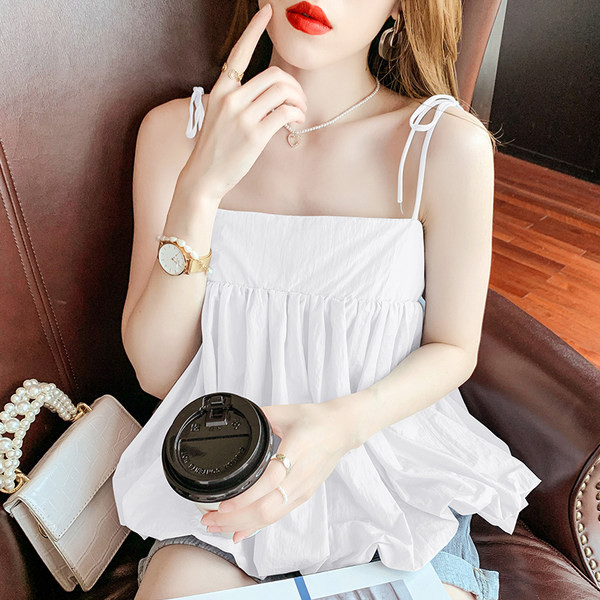 Peenikeste rihmade ja lillemotiividega kaasaegne naiste topp