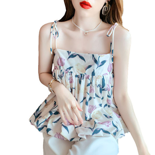 Peenikeste rihmade ja lillemotiividega kaasaegne naiste topp