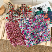 Lillemotiivide ja õhukeste rihmadega moodne naiste topp