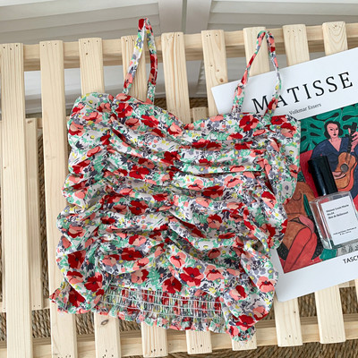 Lillemotiivide ja õhukeste rihmadega moodne naiste topp