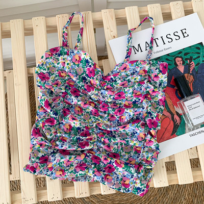 Lillemotiivide ja õhukeste rihmadega moodne naiste topp