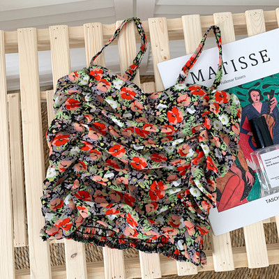 Lillemotiivide ja õhukeste rihmadega moodne naiste topp