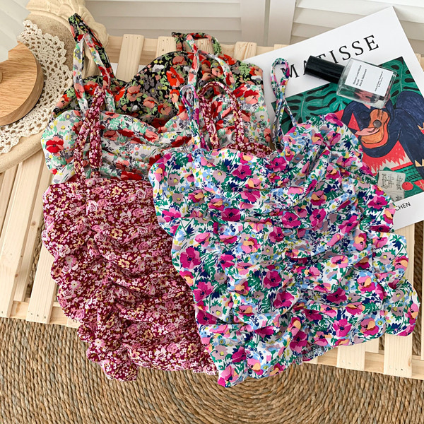 Lillemotiivide ja õhukeste rihmadega moodne naiste topp