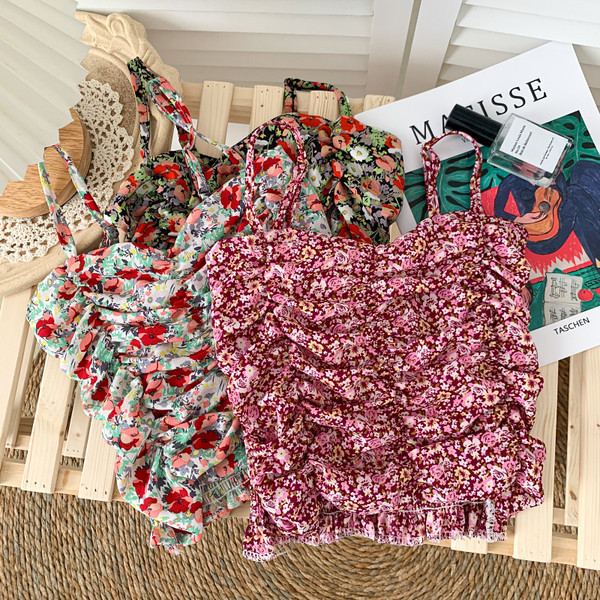 Lillemotiivide ja õhukeste rihmadega moodne naiste topp