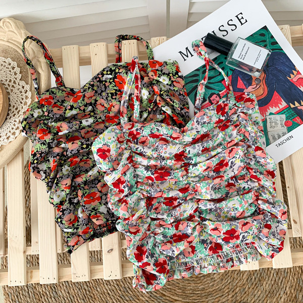 Lillemotiivide ja õhukeste rihmadega moodne naiste topp