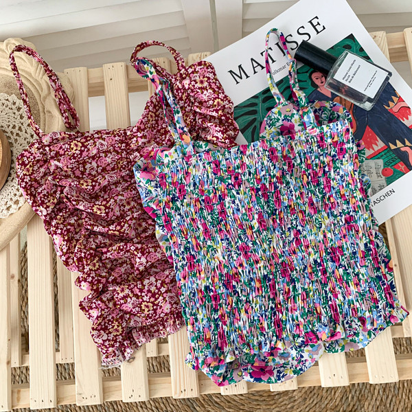 Lillemotiivide ja õhukeste rihmadega moodne naiste topp