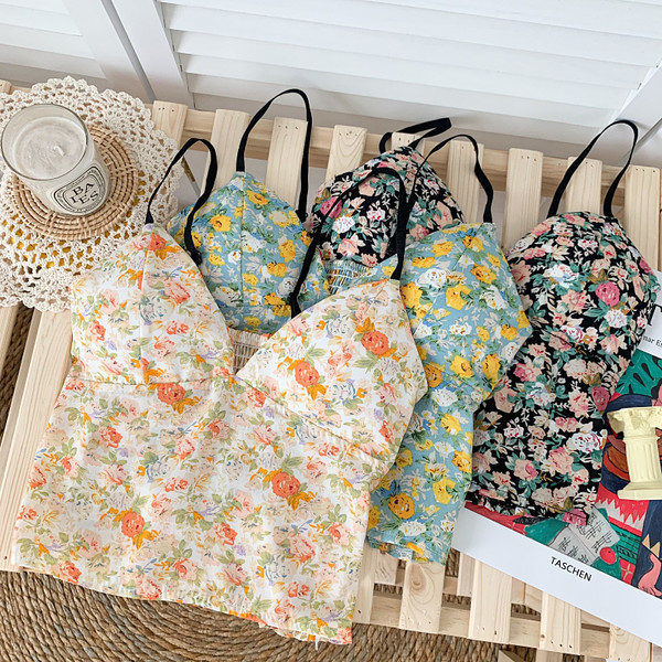 Καθημερινή γυναικεία αμάνικη μπλούζα - με λουλουδάτο μοτίβο και λεπτά τιραντάκια