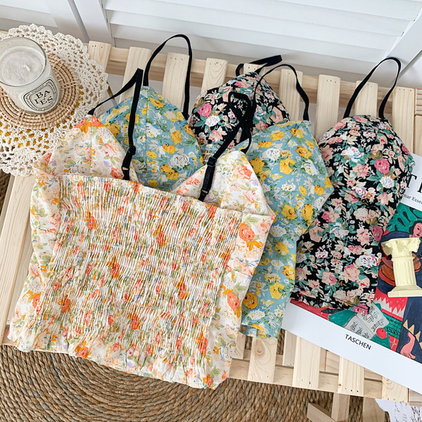 Καθημερινή γυναικεία αμάνικη μπλούζα - με λουλουδάτο μοτίβο και λεπτά τιραντάκια