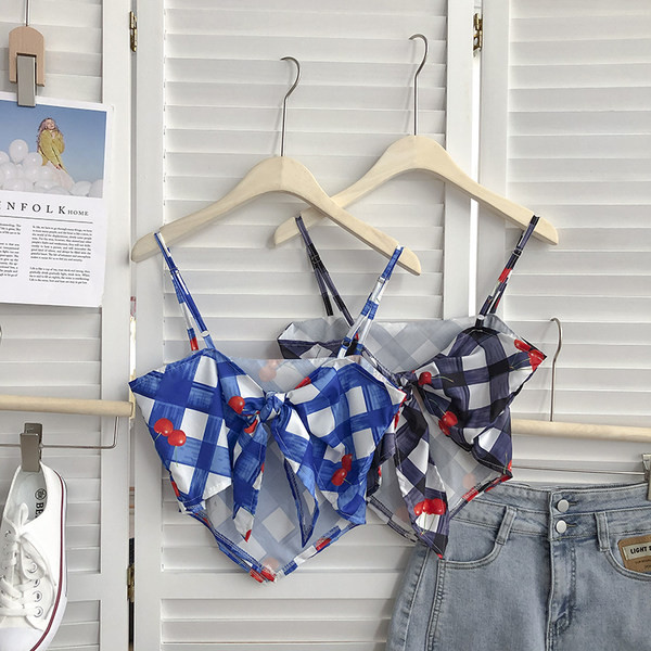 Γυναικεία ασύμμετρη αμάνικη μπλούζα με λεπτούς ιμάντες και απλικέ