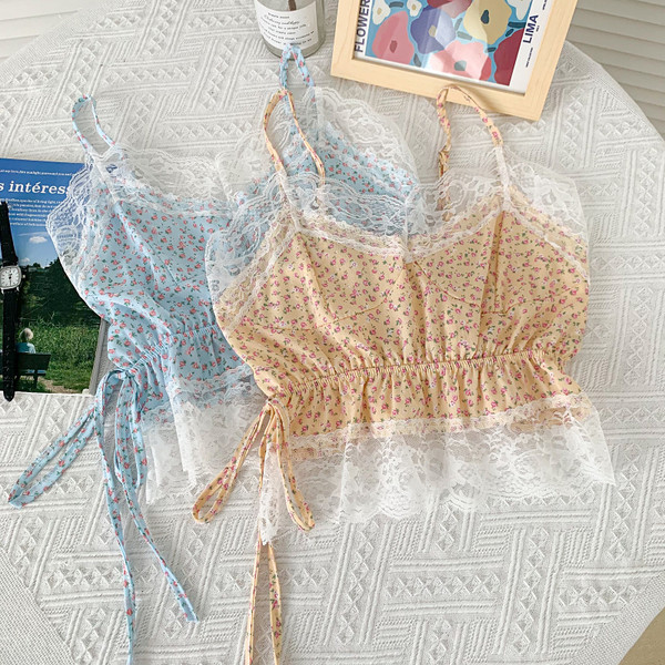 Μοντέρνα γυναικεία αμάνικη μπλούζα με λουλουδάτο μοτίβο και δαντέλα