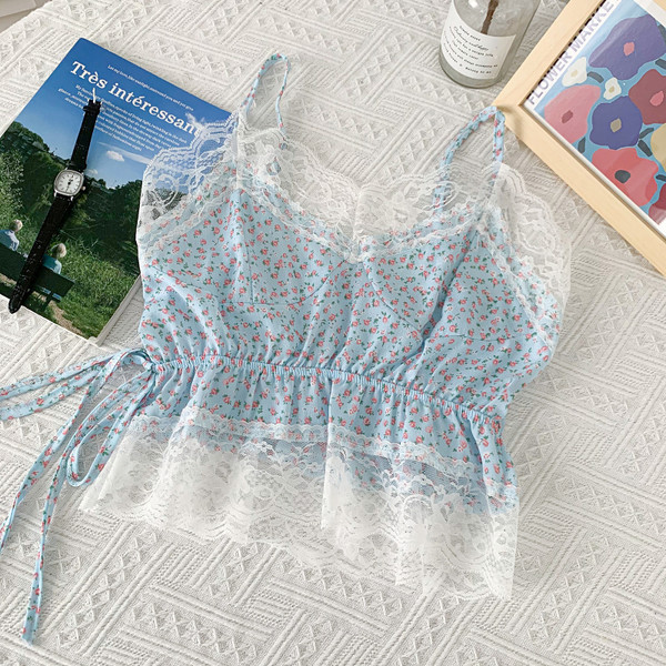 Μοντέρνα γυναικεία αμάνικη μπλούζα με λουλουδάτο μοτίβο και δαντέλα