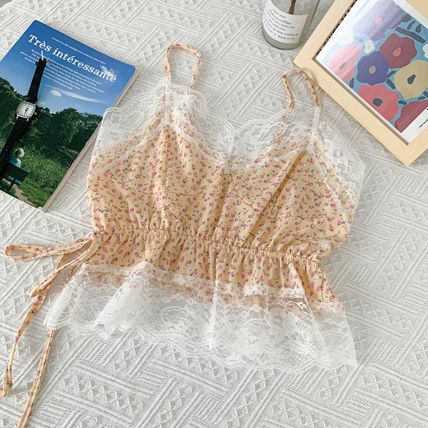 Μοντέρνα γυναικεία αμάνικη μπλούζα με λουλουδάτο μοτίβο και δαντέλα