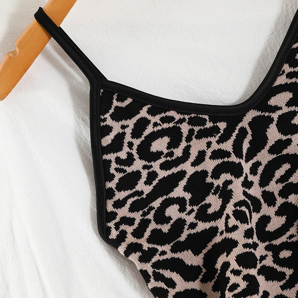 Γυναικεία αμάνικη μπλούζα με τύπωμα λεοπάρ και λαιμόκοψη