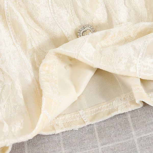 Γυναικεία βελούδινη αμάνικη μπλούζα με διακοσμημένα κουμπιά και τιράντες από πέρλες