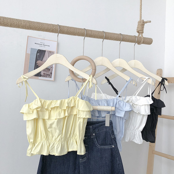 Praegune õhukeste rihmade ja lokkidega topp