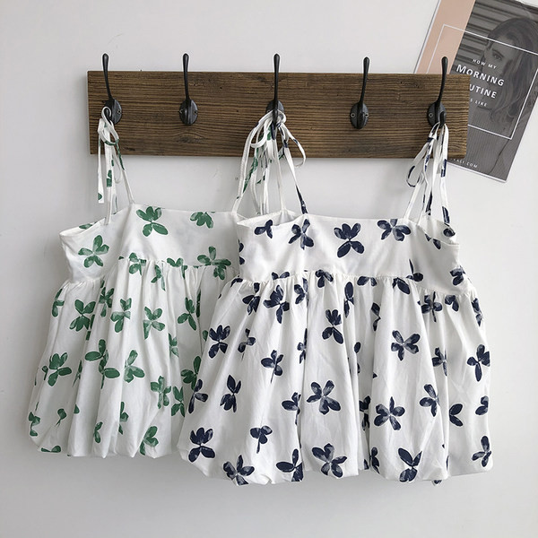 Γυναικεία φαρδιά αμάνικη  μπλούζα με λεπτούς ιμάντες και λουλούδια μοτίβα